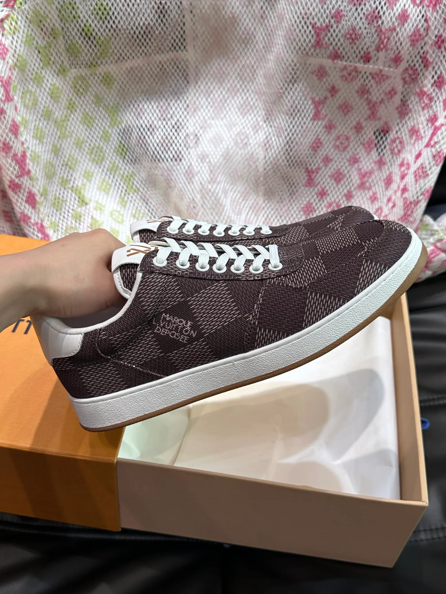 Men's Men's Shoes 💰p420 "*OUIS *UITTO*" Rivoli men's low-top casual sneakers, the classic checkerboard pattern will never go out of style. This Rivoli environmentally friendly sneaker is made of 90% sustainable materials. It is recycled polyester fiber with the iconic Damier jacquard, and the outsole is shaped with recycled polyurethane. An upcycled LV logo perches on the tongue, while Louis Vuitton logos appear on the sides and rear. Comfortable and durable, versatile style, can be worn in all seasons, simple and fashionable item! Size: 38-44 (45 customized)